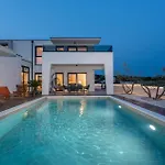 La-vi Villa *
