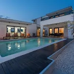 La-vi Villa *